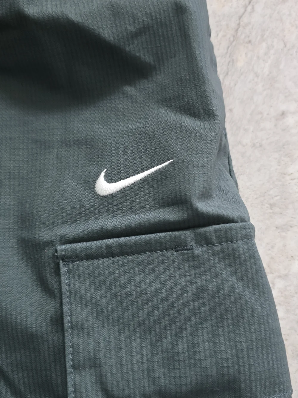 Nike Women's Cargo Pants in Dark Green XL - Picture 6 of 11